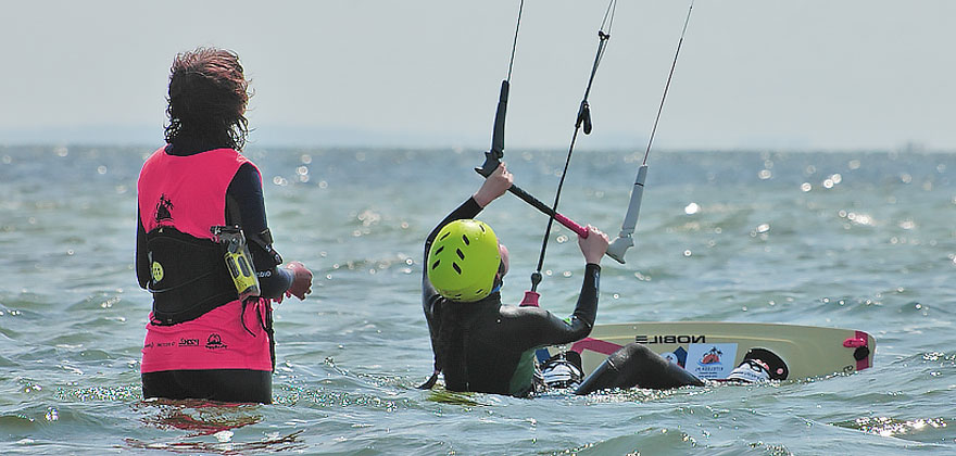 dużo Par przyjeżdża na kitesurfing na Hel
